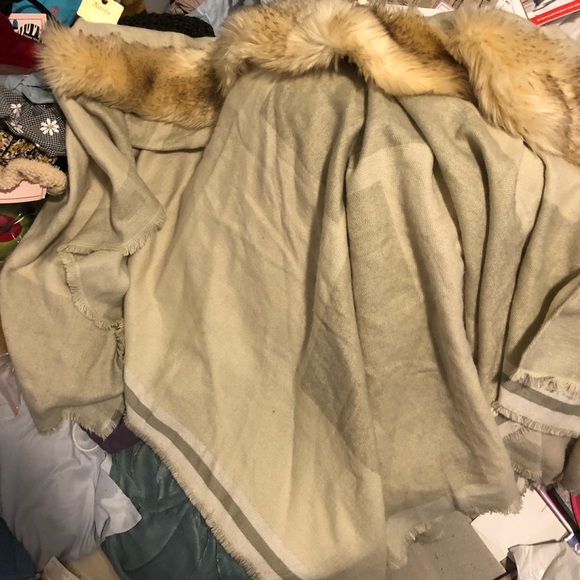 Beautiful Faux Fur Cape for Fall / Winter Glam 💙🥰 - Picture 4 of 6